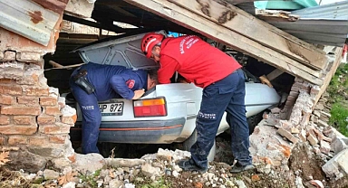 Balıkesir’de ağıla giren otomobilin sürücüsü hayatını kaybetti