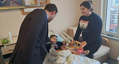 Başhekim Akkaya’dan çocuklara yılbaşı sürprizi