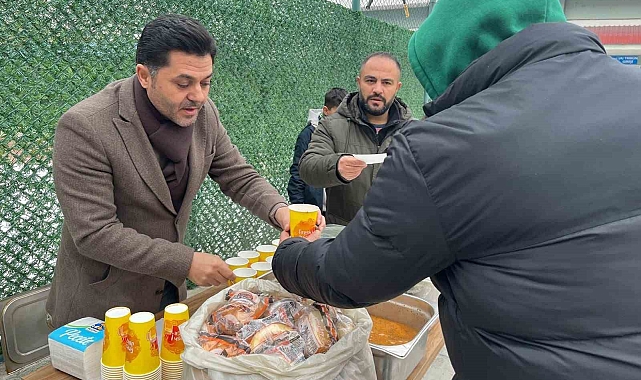 Başkan Adıgüzel, taraftarlara sıcak çorba ikram etti