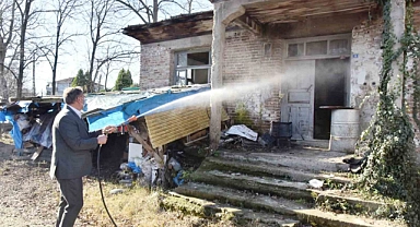 Belediye başkanı kolları sıvayıp, kahverengi kokarca ilaçlamasına katıldı