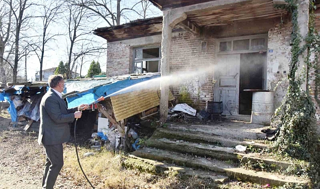 Belediye başkanı kolları sıvayıp, kahverengi kokarca ilaçlamasına katıldı