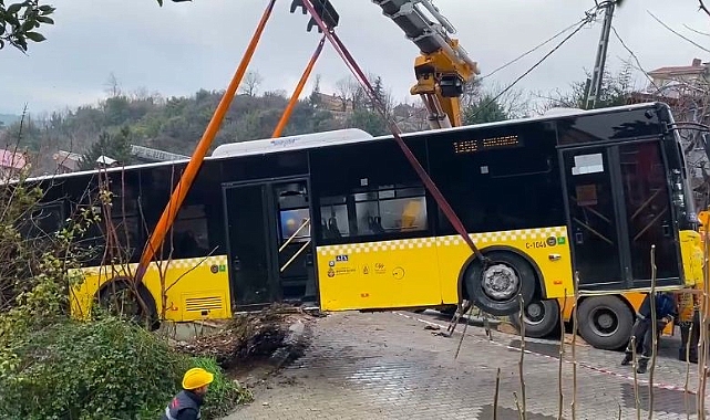 Beykoz’da yokuş aşağı kayan İETT otobüsü evin bahçesine düştü