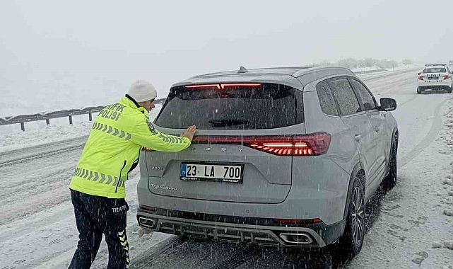 Bingöl'de yolda kalan sürücülerin imdadına polis ekipleri yetişti