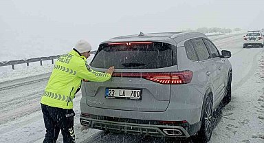 Bingöl'de yolda kalan sürücülerin imdadına polis ekipleri yetişti