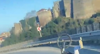 Bisikleti ile tek teker üzerine yolda gitmeye çalışırken az kalsın otomobilin altında kalıyordu