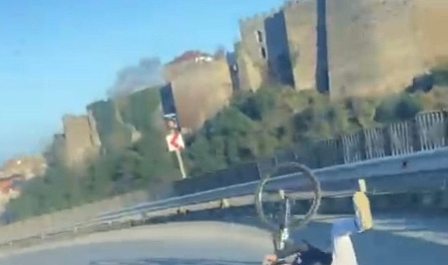 Bisikleti ile tek teker üzerine yolda gitmeye çalışırken az kalsın otomobilin altında kalıyordu