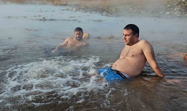 Bitlis'in dondurucu soğuğunda kaplıca keyfi