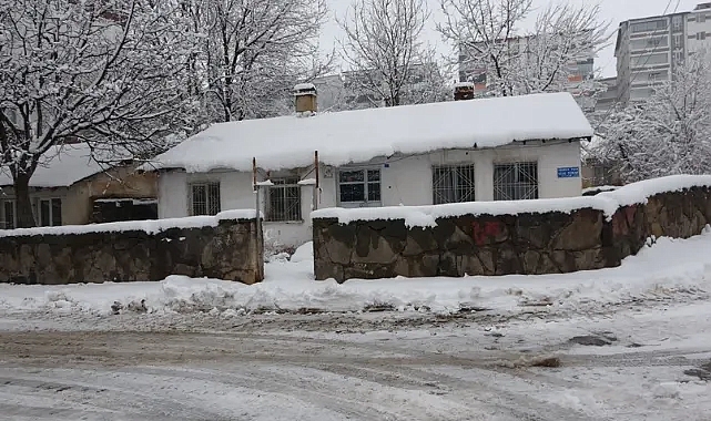 Bitlis'te etkili olan kar yağışının ardından 165 köy yolu kapanmıştı. 107'si yeniden kullanıma açıldı, çalışmalar sürüyor