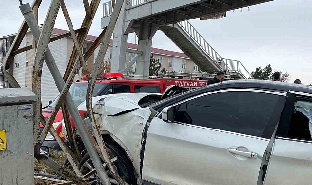 Bitlisin Tatvan İlçesinde Otomobil direğe çarptı: 1 yaralı