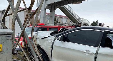 Bitlisin Tatvan İlçesinde Otomobil direğe çarptı: 1 yaralı