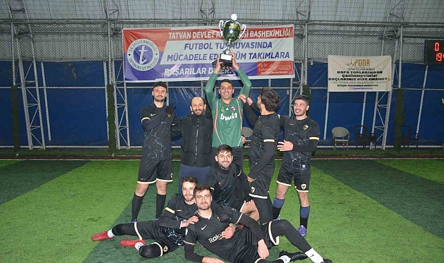 Bitlis'te futbol turnuvasının şampiyonu Eczane Sarf oldu