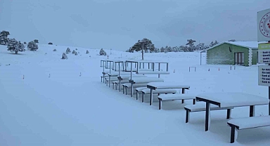 Burdur il merkezinde mevsimin ilk karı etkili oldu