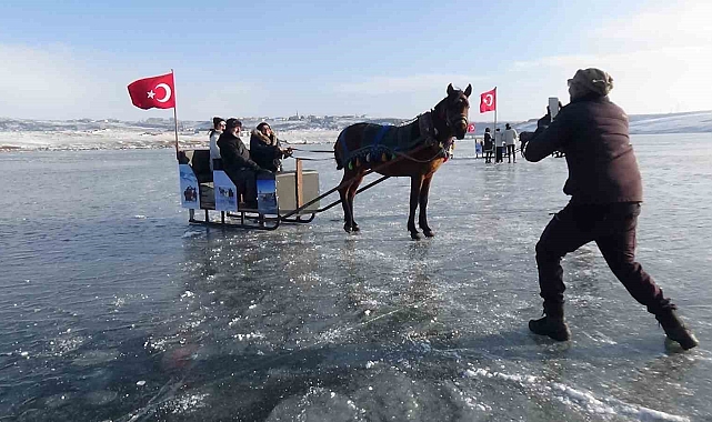 Buz tutan Kars Çıldır Gölü'ne yoğun ilgi