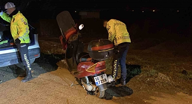 Çalıntı plaka ve motosikletle giderken polise yakalandı