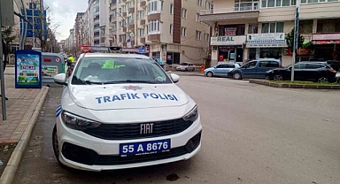 Çocuğunu hastaneye götüren yayaya otomobil çarptı