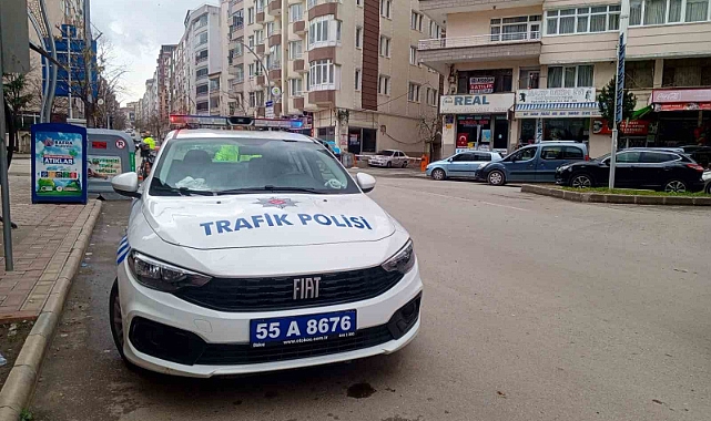 Çocuğunu hastaneye götüren yayaya otomobil çarptı