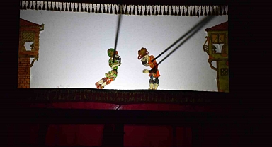 Çocuklar Hacivat-Karagöz oyunuyla eğlendi