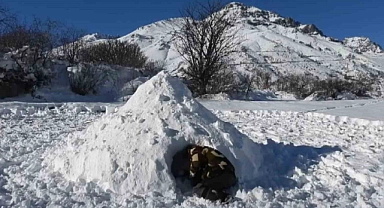 Dağların oğlu kar mağarası yaptı
