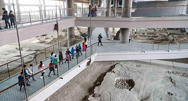 Depremzede çocuklar eğlenerek tarihi mozaiği inceledi