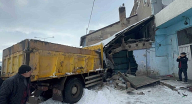 Direksiyon hakimiyetini kaybeden kamyon sürücüsü kömürlüğe daldı