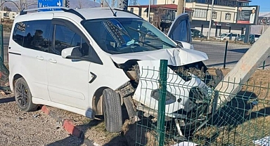 (Kaza Videosu) Doğubayazıt'ta direksiyon hakimiyetini kaybeden sürücü elektrik direğine çarptı: 3 yaralı