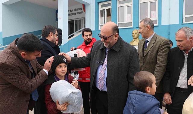 Dulkadiroğlu’ndaki çocuklara kışlık kıyafet yardımı
