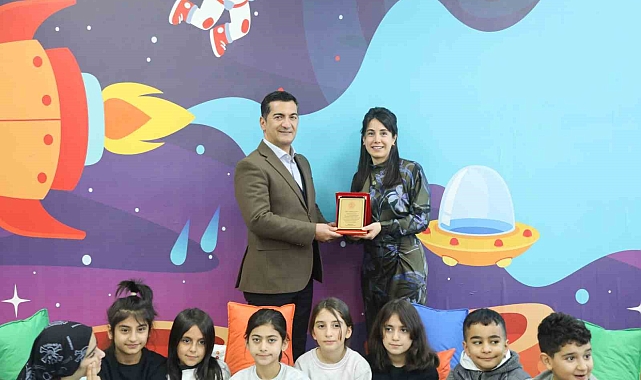Eğitim gönüllüsünden Genç'teki okula kütüphane