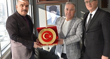 Eğitime katkı sunan işadamlarına teşekkür plaketi