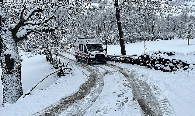 Elazığ’da kar nedeni ile köyde mahsur kalan hasta, yol açılarak hastaneye yetiştirildi