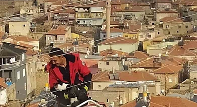 Elektrik direğinde mahsur kalan kediyi itfaiye kurtardı