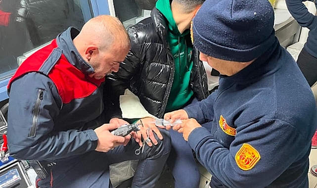 Eli makasa sıkışan genci, itfaiye ekipleri kurtardı