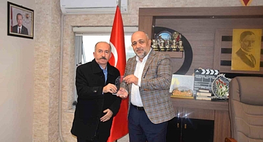 Emekli personeller plaketlerle uğurlandı