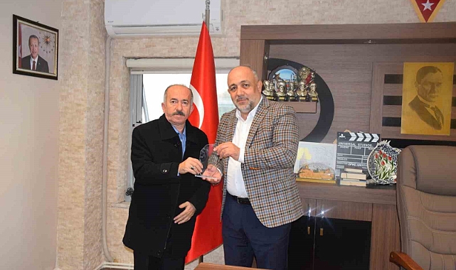 Emekli personeller plaketlerle uğurlandı