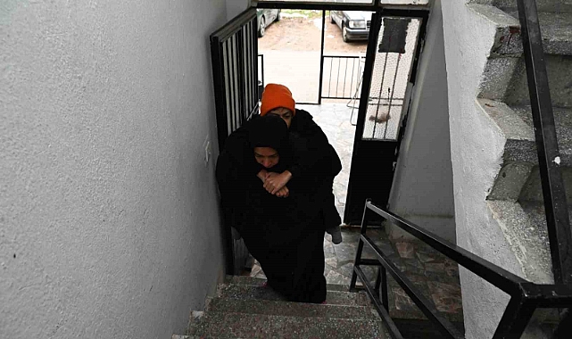 Engelli oğlunu yıllardır sırtında taşıyan kalp hastası anneye asansör yardımı