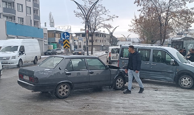 Erciş'te Yağan Kar, Kazayıda Beraberinde Getirdi