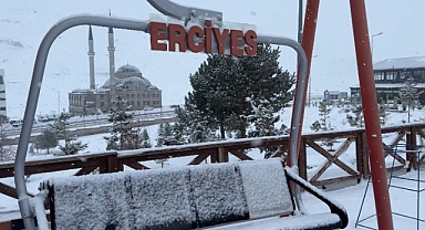 Erciyes’e yağan kar tatilcilerin yüzünü güldürdü