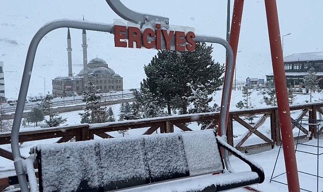 Erciyes’e yağan kar tatilcilerin yüzünü güldürdü