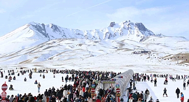 Erciyes hafta sonu 70 bin ziyaretçi ağırladı