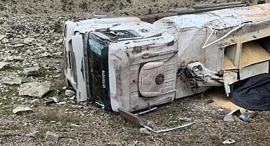 Erpiliç’in yem yüklü kamyonu devrildi: 1 yaralı