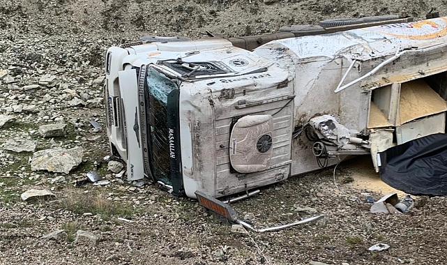 Erpiliç’in yem yüklü kamyonu devrildi: 1 yaralı