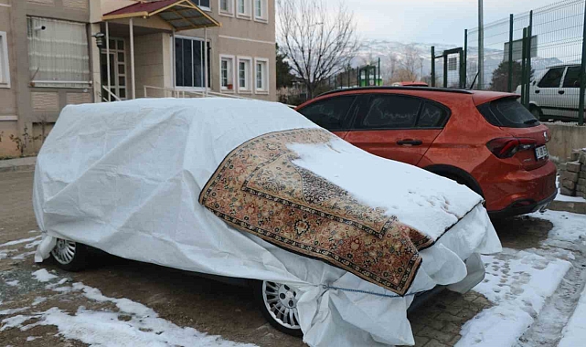 Erzincan'da araçlar soğuktan halı ve battaniyelerle korunuyor
