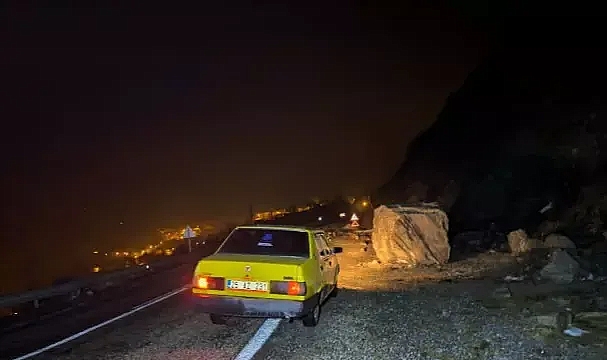 Erzurum-Artvin kara yolunda korkutan heyelan!