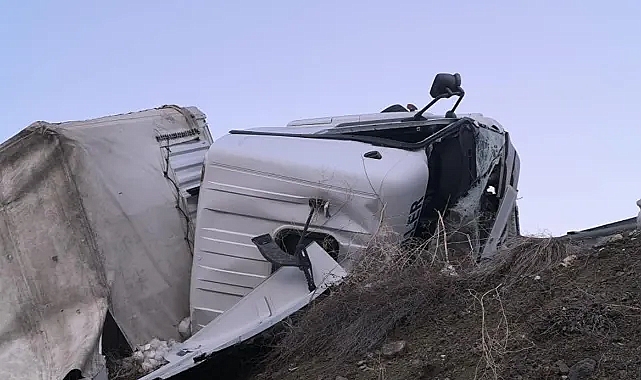 Erzurum-Artvin yolunda tır kazası: Şarampole uçmaktan son anda kurtuldu