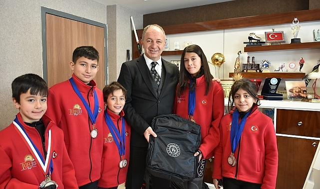 Erzurum Gençlik ve Spor İl Müdürü Levent Çakmur short trackçıları ödüllendirdi