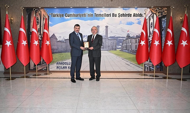 Erzurum Valisi Mustafa Çiftçi'den ER-VAK'a takdir plaketi