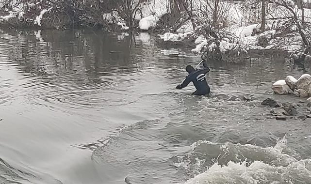 Erzurum'da dalgıçlar Karasu'da kayıp öğretmeni arıyor