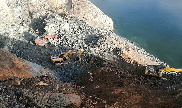 Erzurum'da heyelanın kapattığı yol trafiğe açılıyor