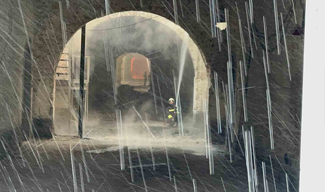 Erzurum'da itfaiye ekipleri tarihi binadaki yangını söndürmek için seferber oldu