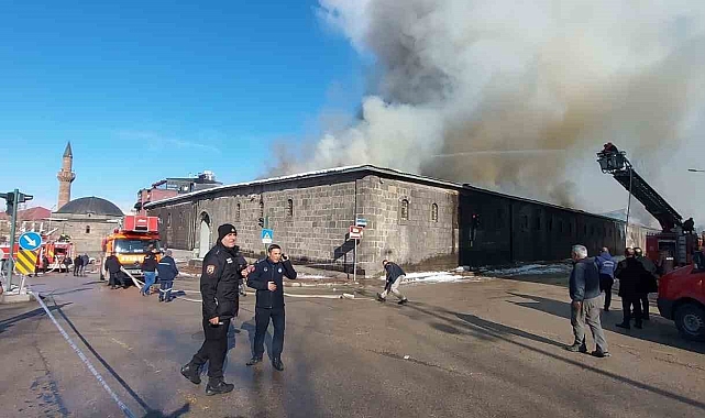 Erzurum'da tarihi binada çıkan yangın söndürüldü