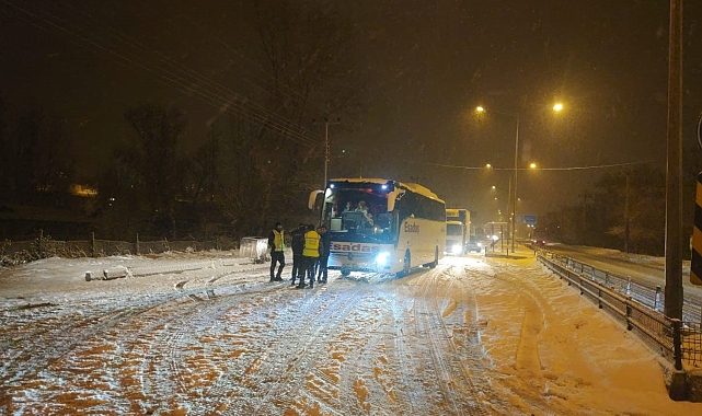 Erzurum'da ulaşıma kar engeli: Çok sayıda araç yolda kaldı